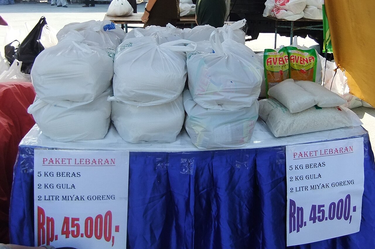 Penyaluran bansos pulauhanaut